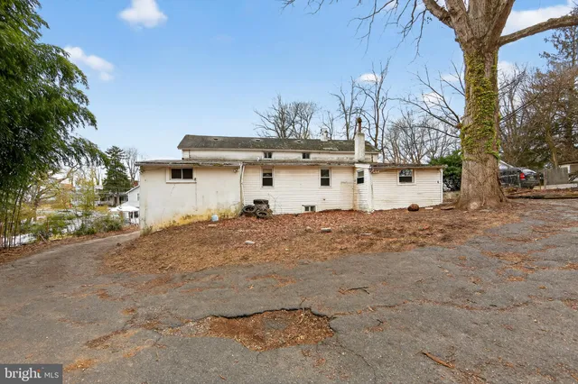a view of garage and yard
