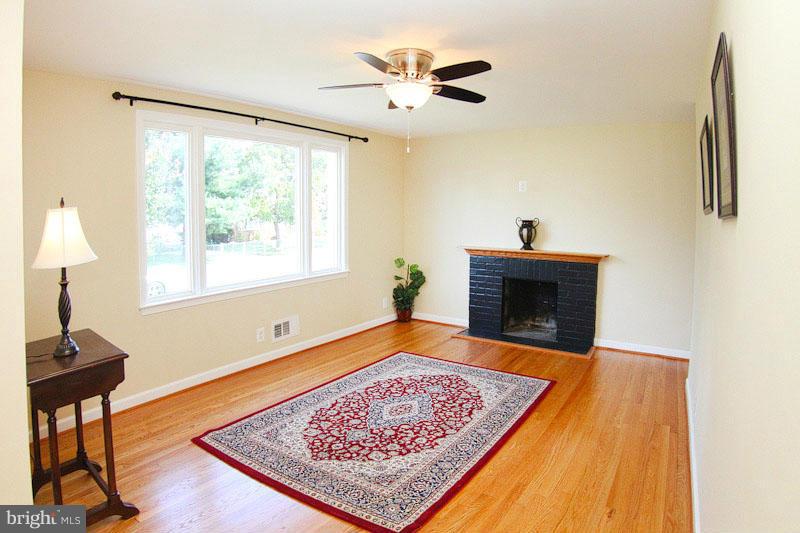8472 Bedford Road Pasadena, MD 21122 - Photo 8 of 11 Living Room
