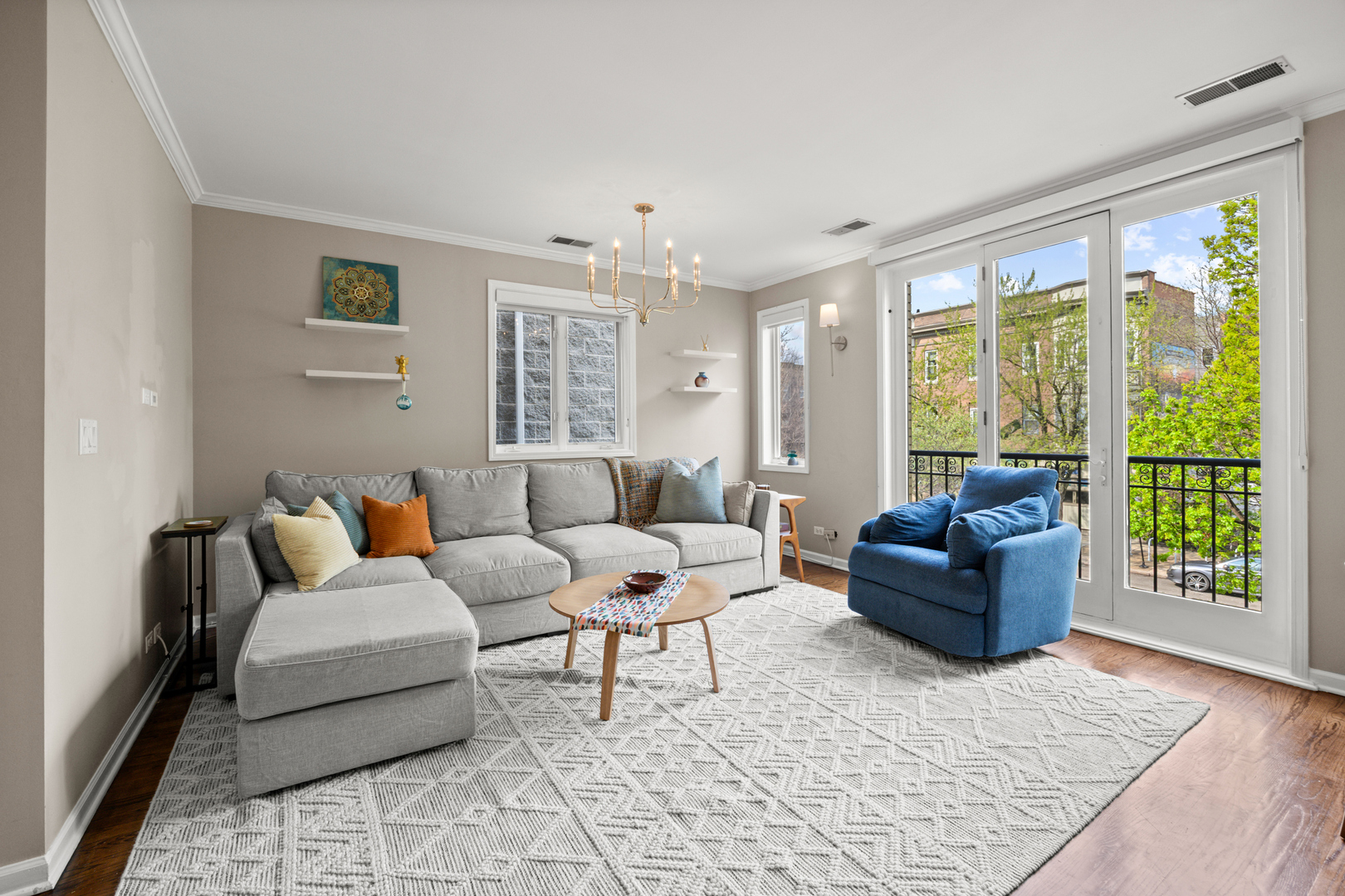3041 North Racine Avenue, Unit 2 Chicago, IL 60657 - Photo 3 of 20 Gallery Image 3