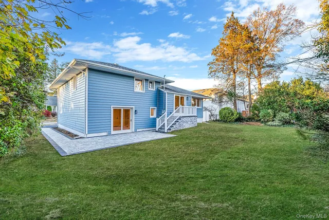 a view of a house with a backyard