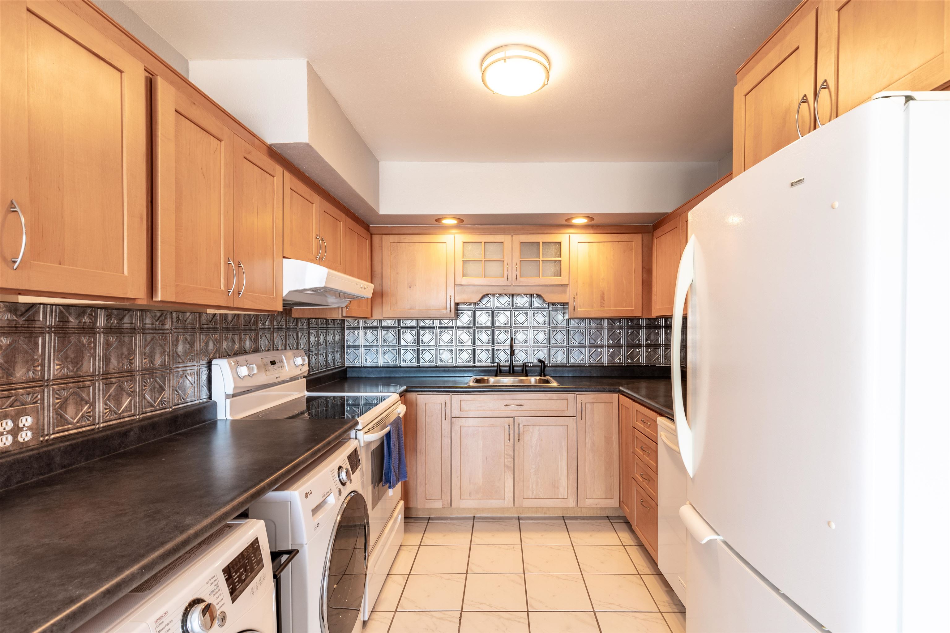 2158 Main Street, Unit 707 Wailuku, HI 96793 - Photo 9 of 27 a kitchen with a sink cabinets and window