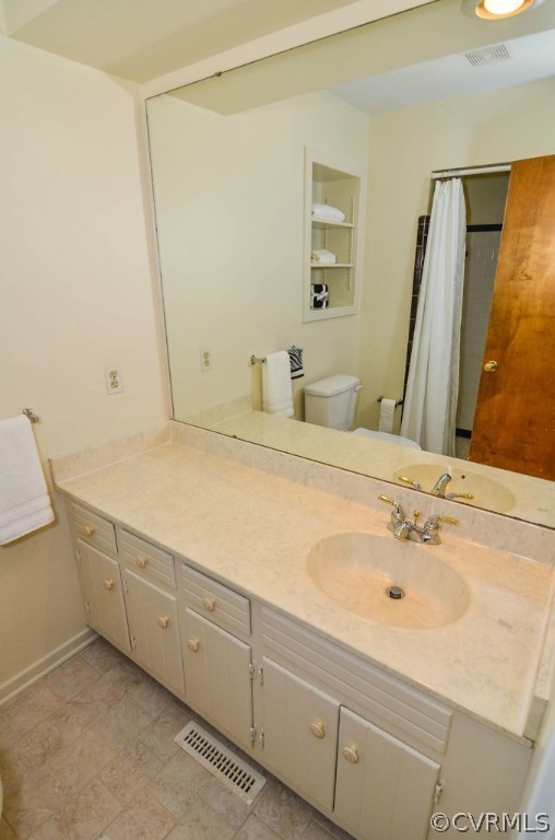 13200 Queensgate Road Midlothian, VA 23114 - Photo 16 of 24 a bathroom with a sink and a mirror