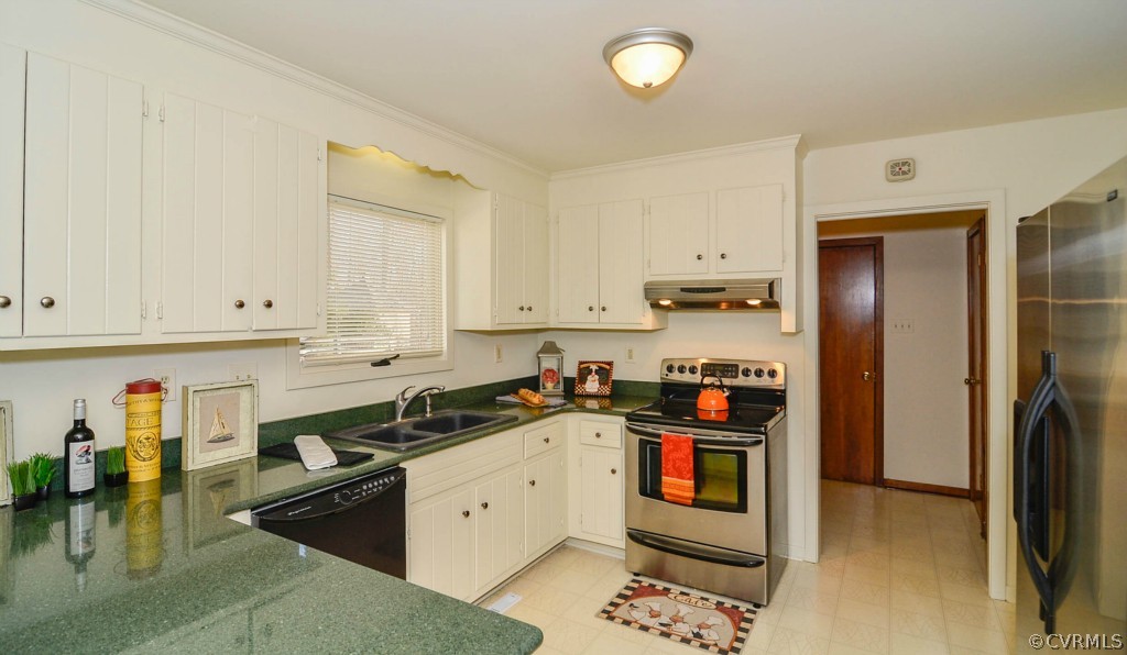 13200 Queensgate Road Midlothian, VA 23114 - Photo 7 of 24 a kitchen with stainless steel appliances granite countertop a refrigerator a stove and a sink