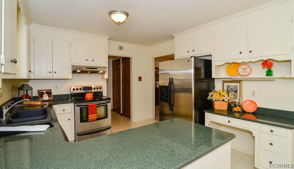 13200 Queensgate Road Midlothian, VA 23114 - Photo 8 of 24 a kitchen with stainless steel appliances granite countertop a sink a stove and refrigerator