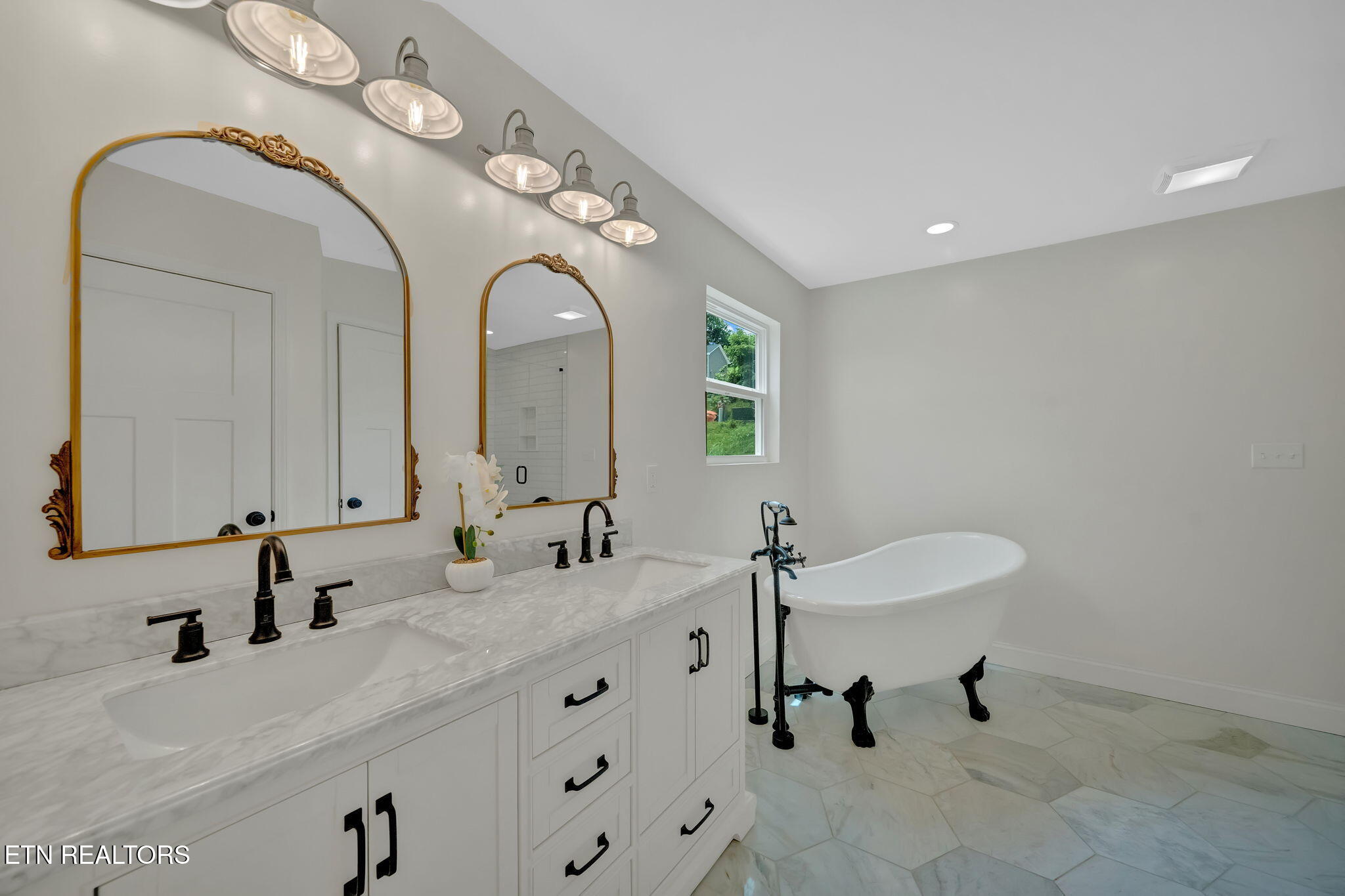 143 Middle Glen Road Maynardville, TN 37807 - Photo 23 of 47 Master Bath