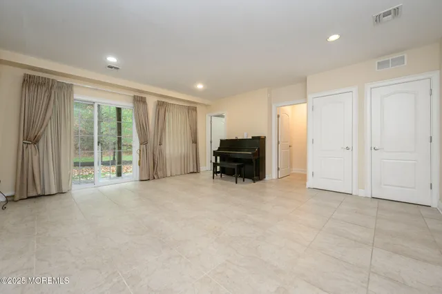 a view of livingroom with furniture