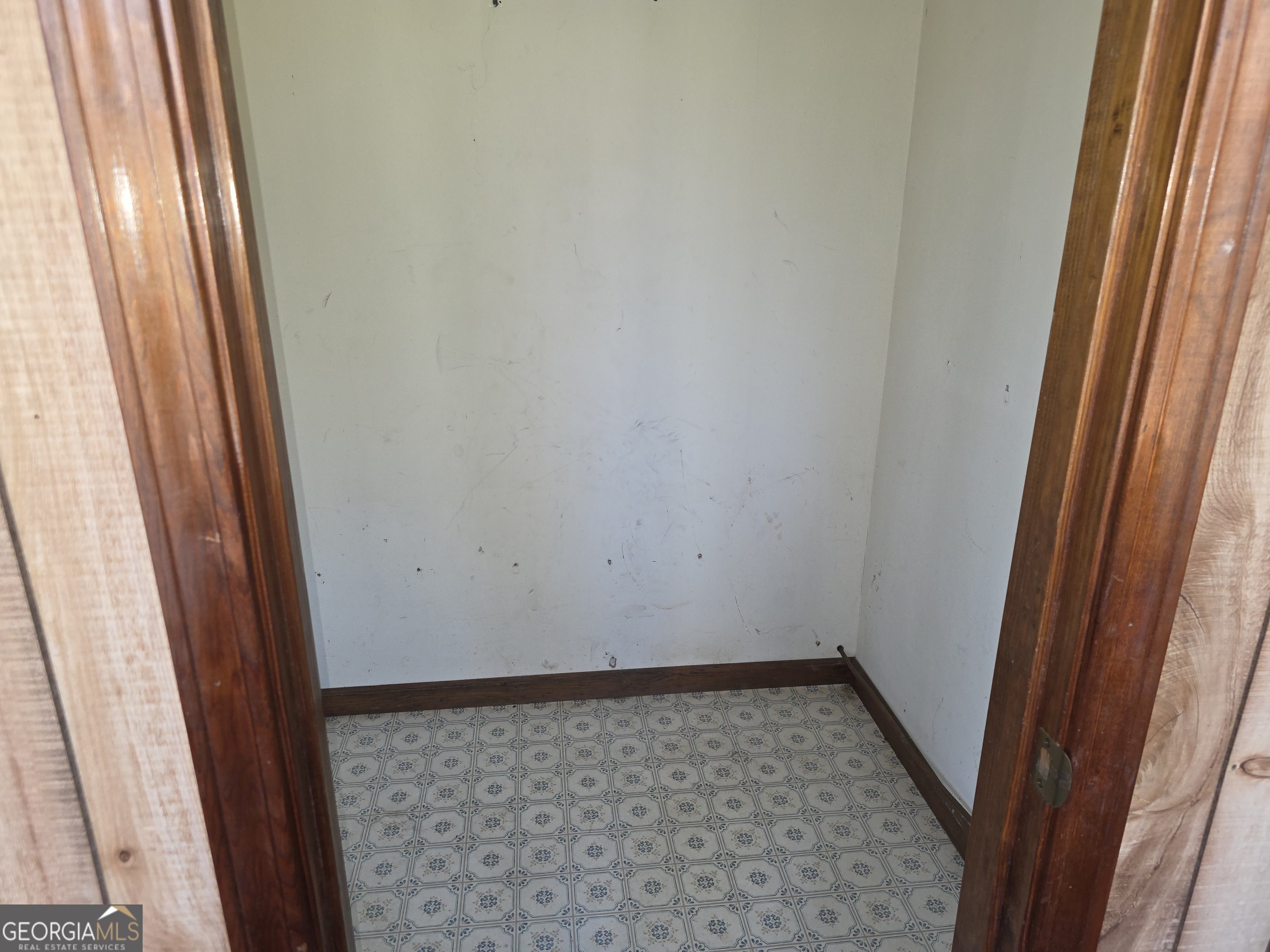 352 Harrison Road Tallapoosa, GA 30176 - Photo 7 of 12 a view of a closet from a window