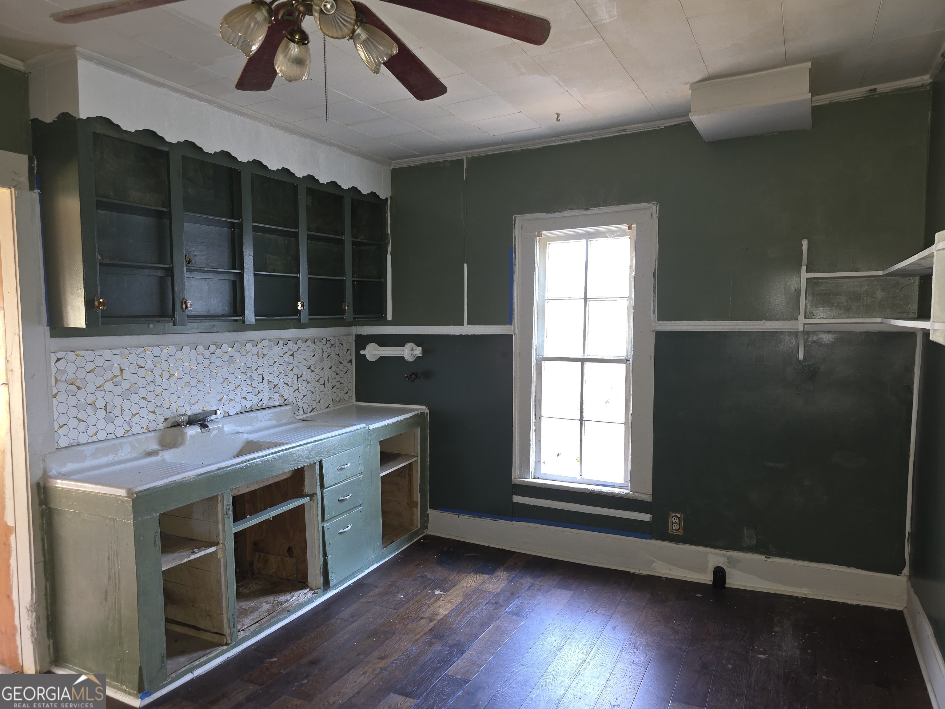 352 Harrison Road Tallapoosa, GA 30176 - Photo 8 of 12 a kitchen with a stove and a window
