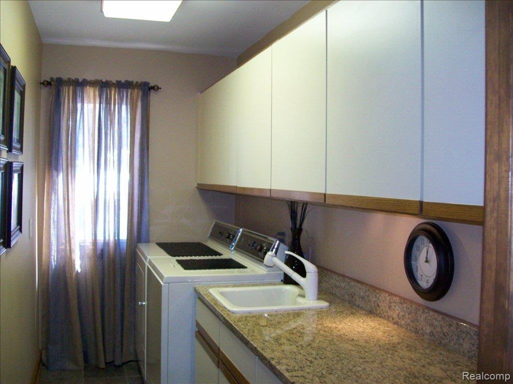 2435 Munster Road Rochester, MI 48309 - Photo 14 of 23 LAUNDRY WITH CABINETS & GRANITE