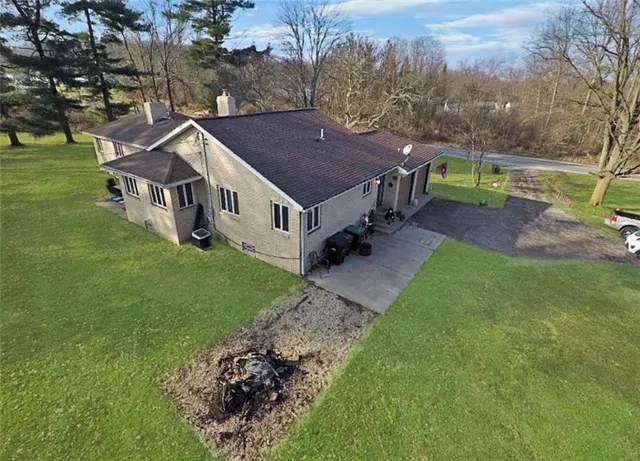 a view of a house with a yard