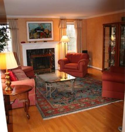 8 Moccasin Path Natick, MA 01760 - Photo 2 of 11 Gallery Image 2