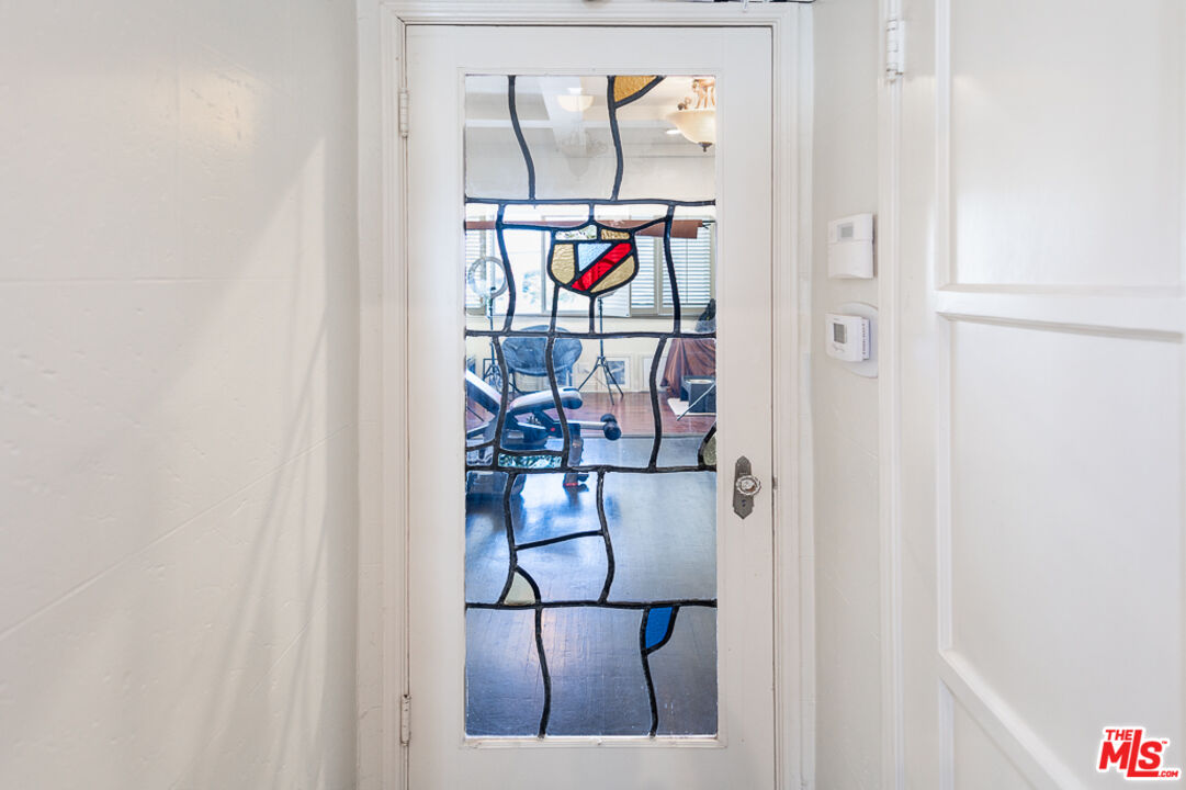 340 South Reeves Drive Beverly Hills, CA 90212 - Photo 12 of 35 a view of a entryway