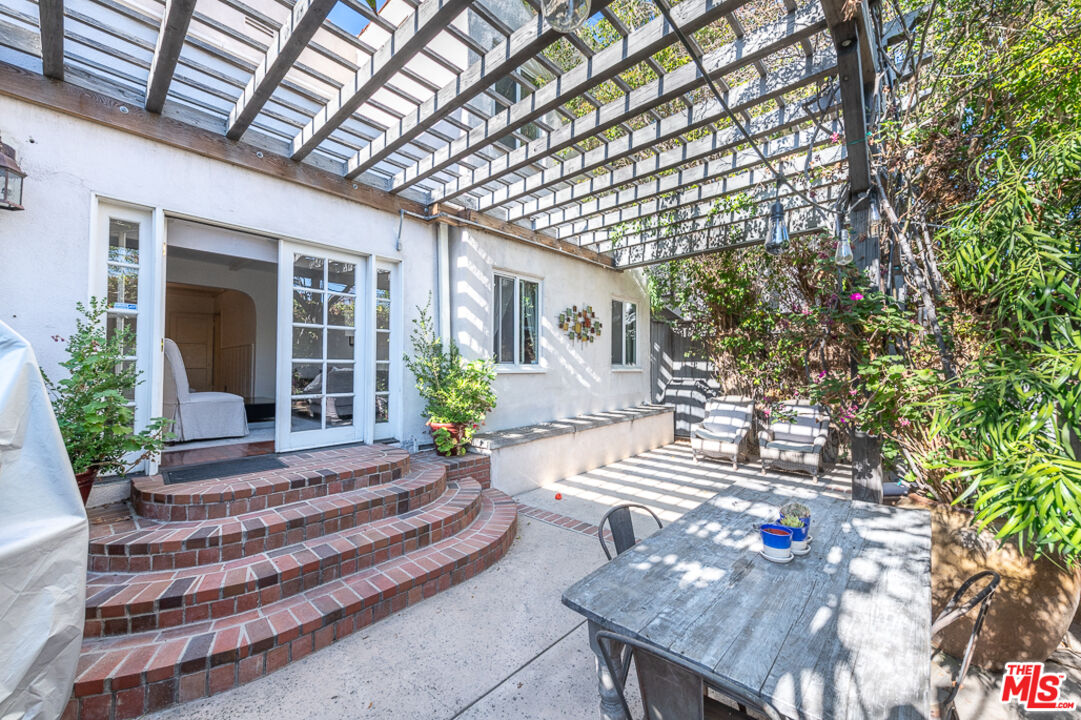 340 South Reeves Drive Beverly Hills, CA 90212 - Photo 33 of 35 a house view with a sitting space