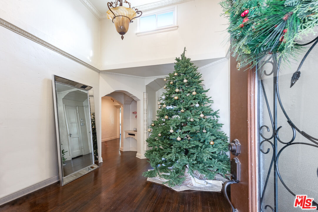 340 South Reeves Drive Beverly Hills, CA 90212 - Photo 5 of 35 a view of entryway with a potted plant and wooden floor