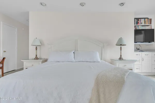 $2,300,000 | 6605 Ocean Drive, Emerald Isle, NC 28594