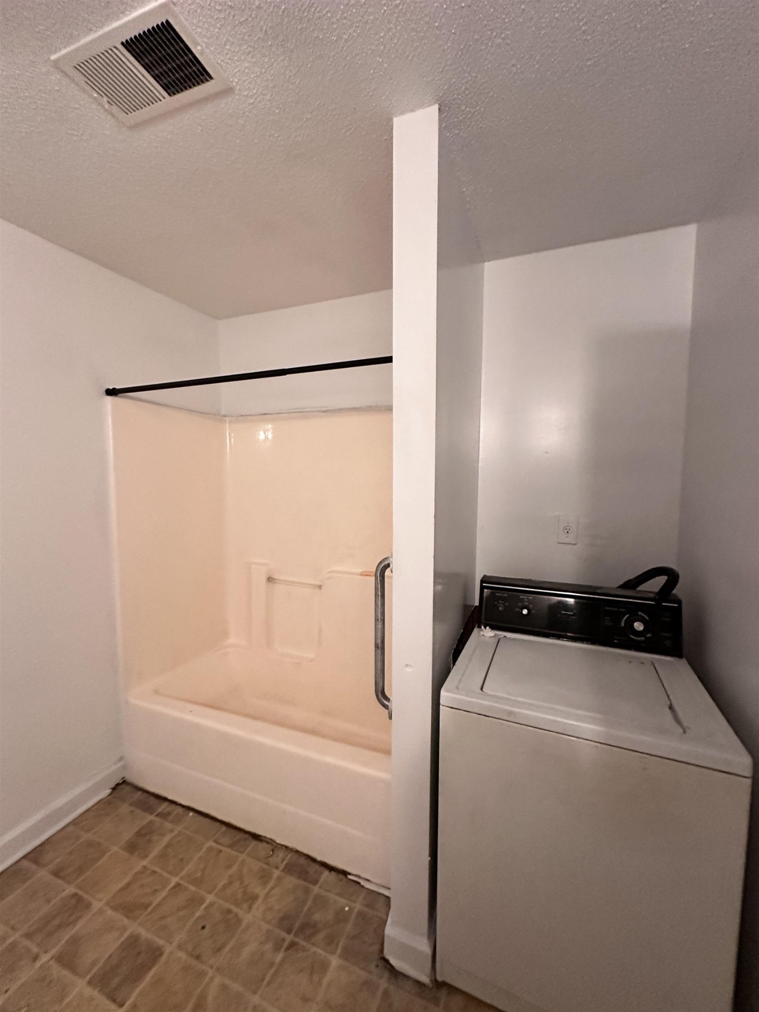 123 Lucy Avenue Memphis, TN 38106 - Photo 10 of 25 a bathroom with a bathtub