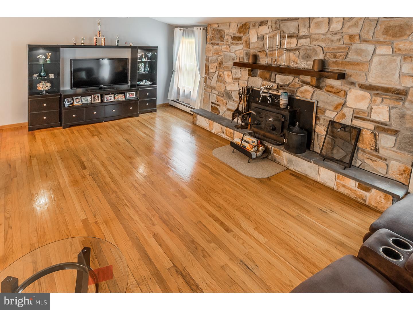 1313 Neck Road Burlington, NJ 08016 - Photo 8 of 25 Living Room