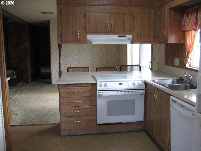 5355 River Road North, Unit 98 Keizer, OR 97303 - Photo 19 of 34 a kitchen with appliances cabinets and a sink