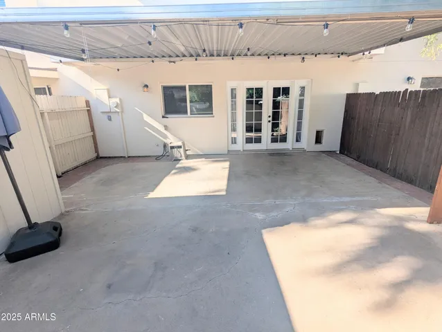 a view of a backyard