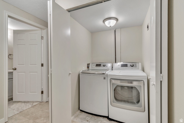 1118 North Ridge Court Spanish Fork, UT 84660 - Photo 28 of 32 Laundry area with washing machine and dryer and a textured ceiling