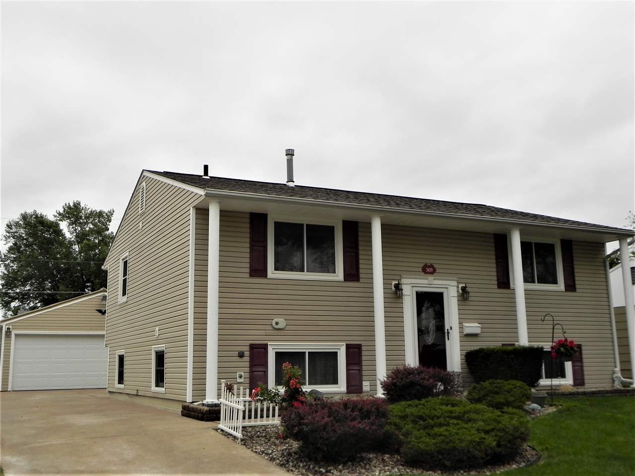 3420 3rd Street Moline, IL 61265 - Photo 1 of 24 Gallery Image 1