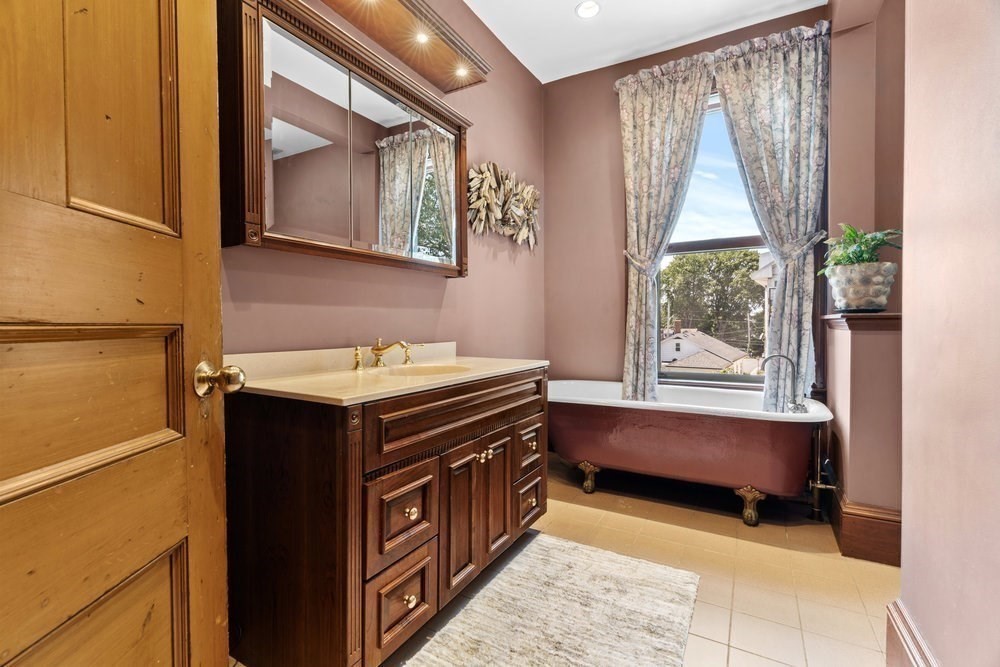 191 Cottage Park Road Winthrop, MA 02152 - Photo 22 of 41 a bathroom with a sink and a bathtub