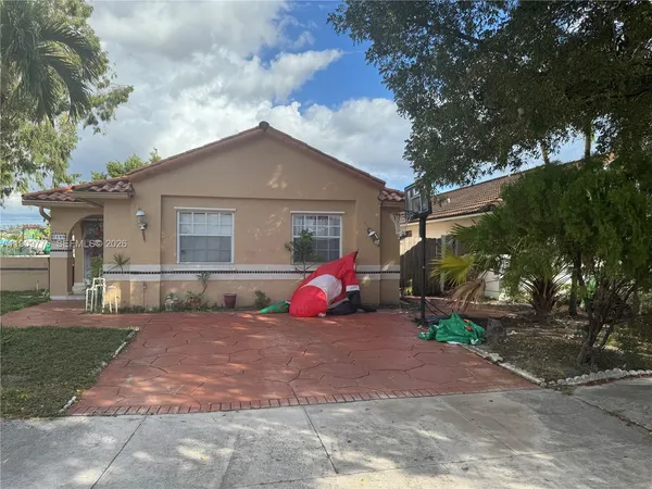 a view of a house with backyard
