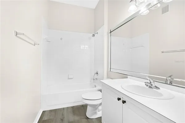 $2,000 | 5160 Northridge Road, Unit 301, Sarasota, FL 34238