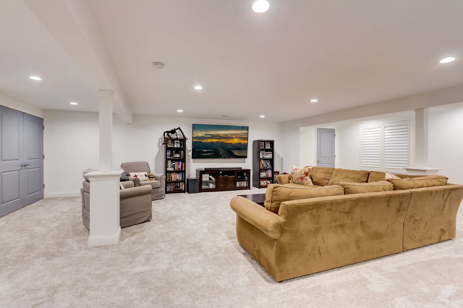 3630 Edelweiss Road Elgin, IL 60124 - Photo 24 of 47 a living room with furniture and a flat screen tv