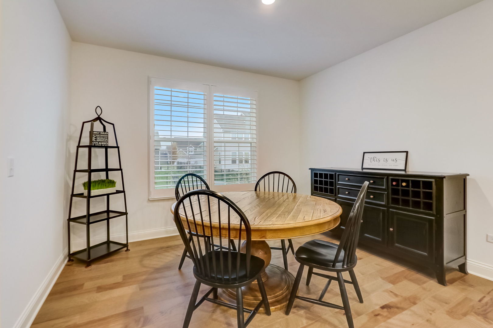 3630 Edelweiss Road Elgin, IL 60124 - Photo 9 of 47 a dining room with furniture and window