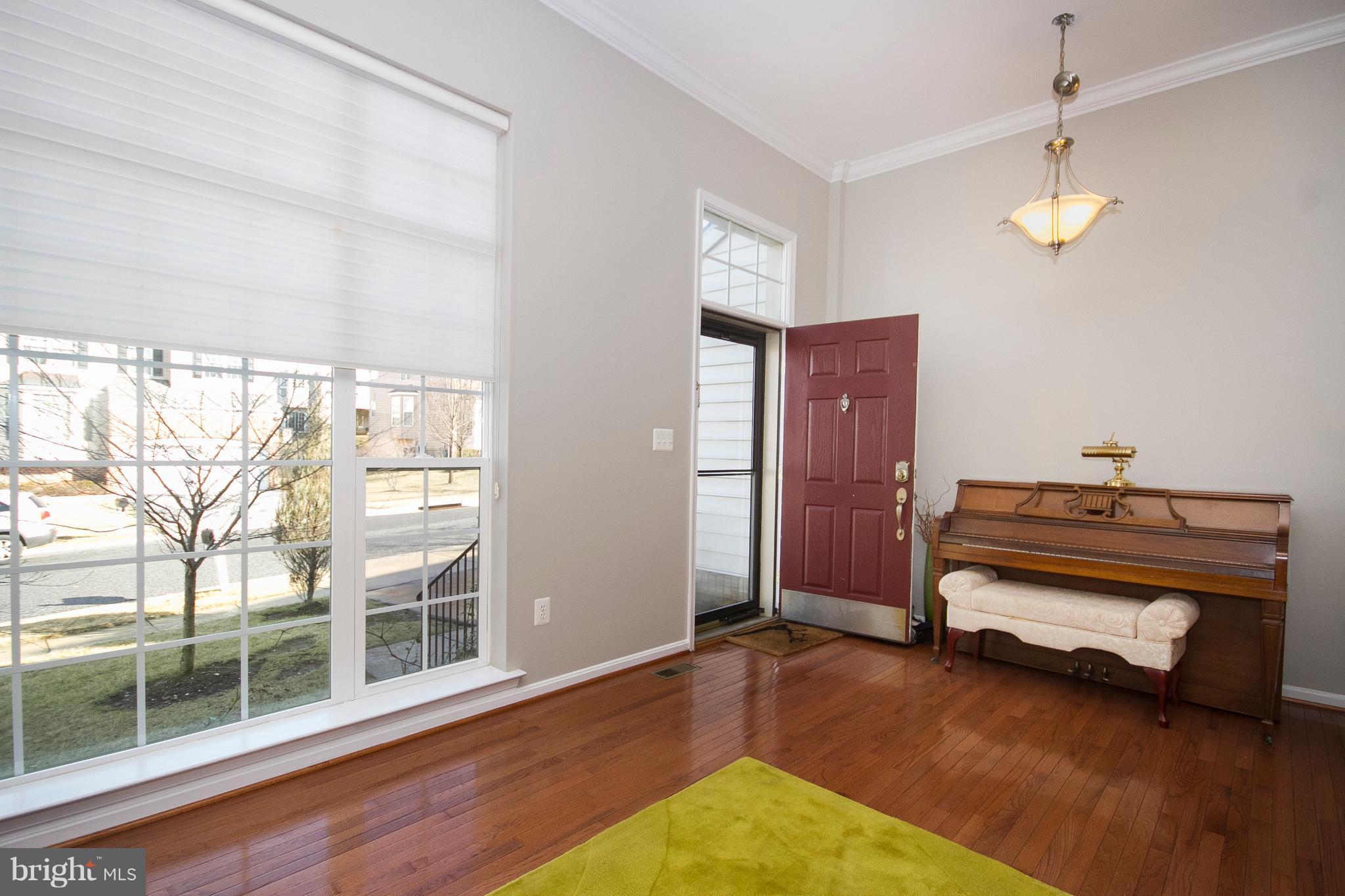 2001 Willowcrest Circle Baltimore, MD 21209 - Photo 2 of 27 Living Room