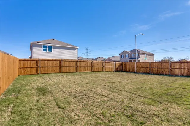 a view of a house with backyard