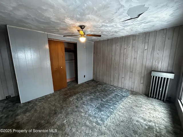 a view of entryway with window