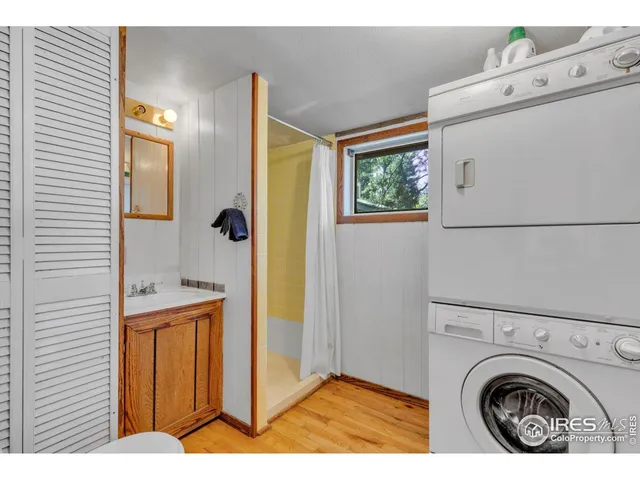 a view of a bedroom with washer and dryer