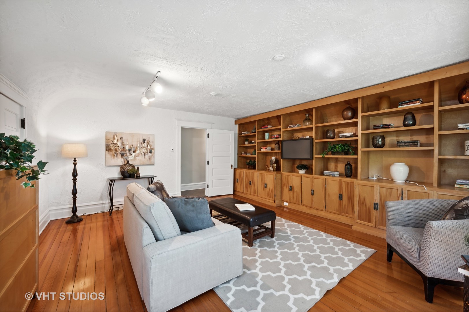 615 Elm Street Winnetka, IL 60093 - Photo 25 of 43 a living room with furniture and a wooden floor