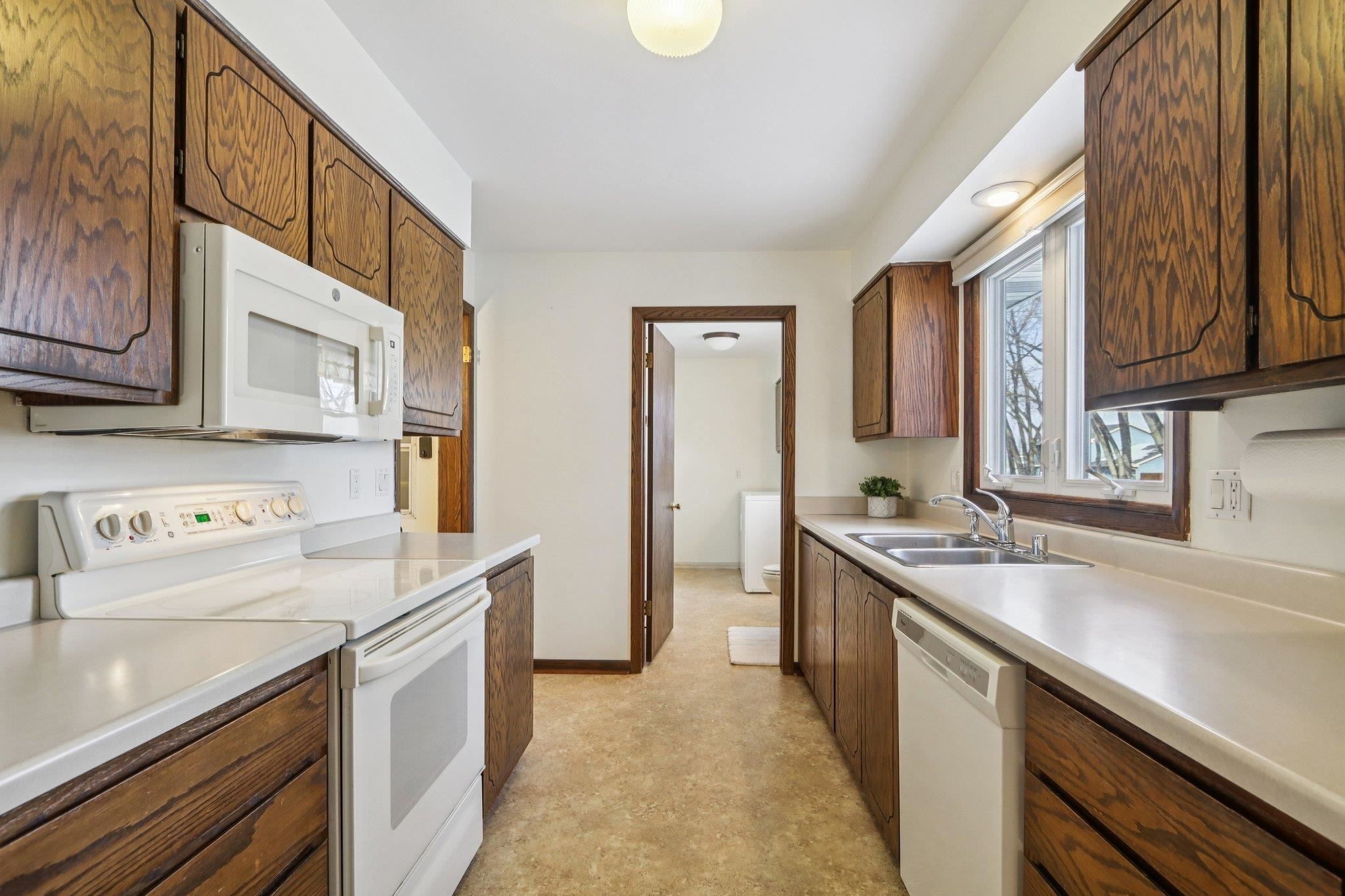 400 Raymond Road Waunakee, WI 53597 - Photo 15 of 37