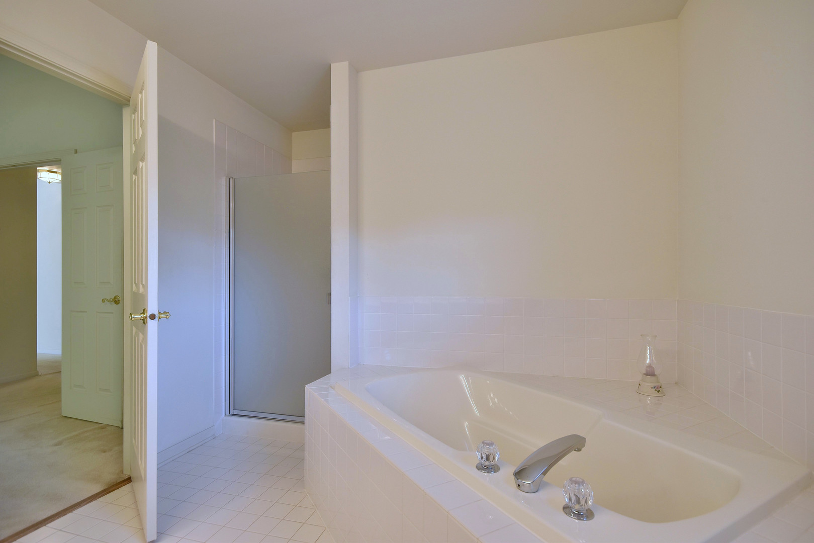 1741 Crofton Drive Algonquin, IL 60102 - Photo 21 of 32 a bathroom with a tub and shower