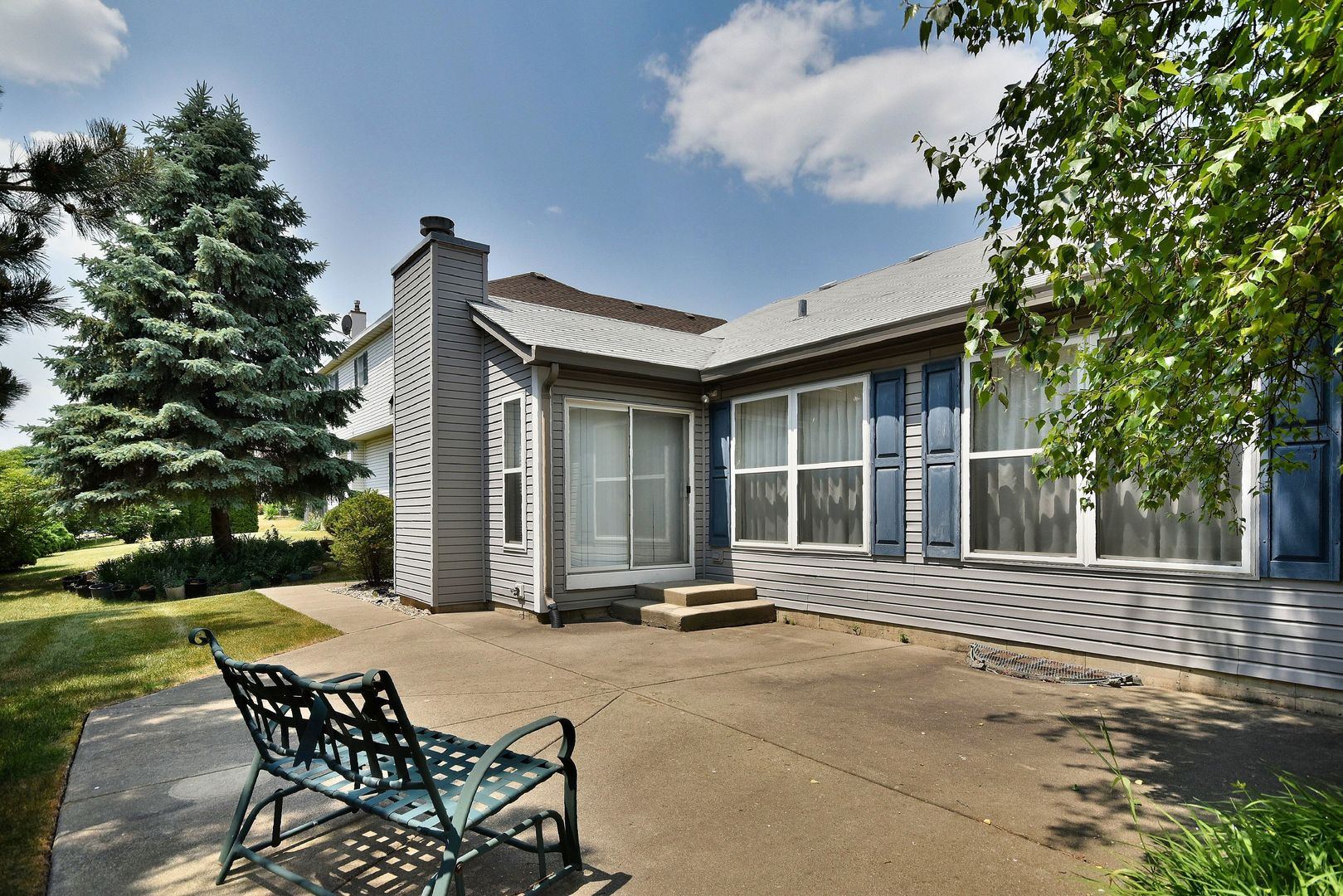 1741 Crofton Drive Algonquin, IL 60102 - Photo 31 of 32 a backyard of a house with table and chairs