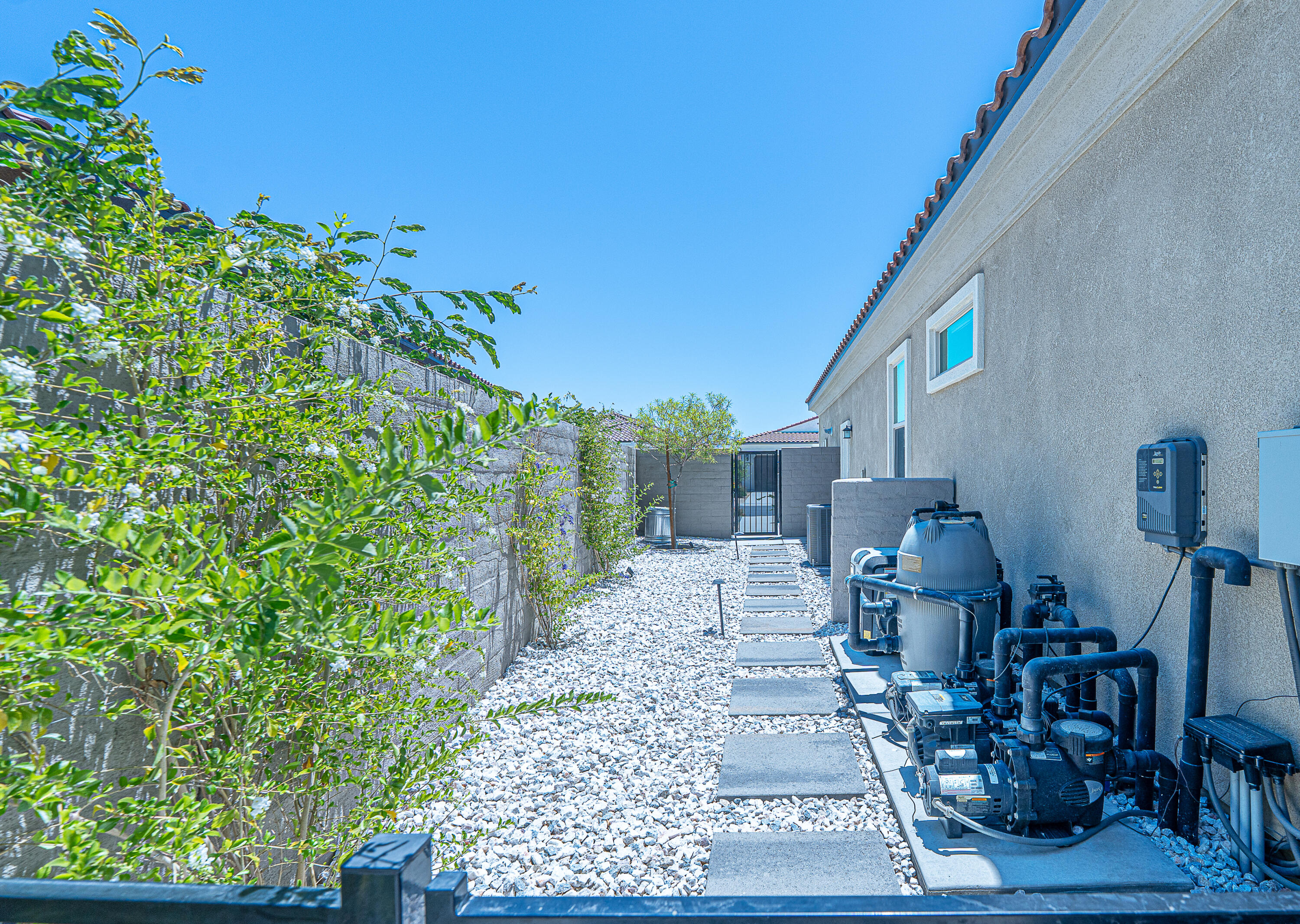 18 Vintage Rancho Mirage, CA 92270 - Photo 36 of 54 a backyard of a house with seating space