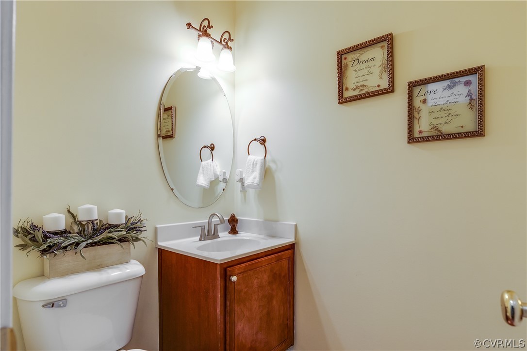 9518 Dunroming Road Chesterfield, VA 23832 - Photo 14 of 47 a bathroom with a toilet sink and mirror