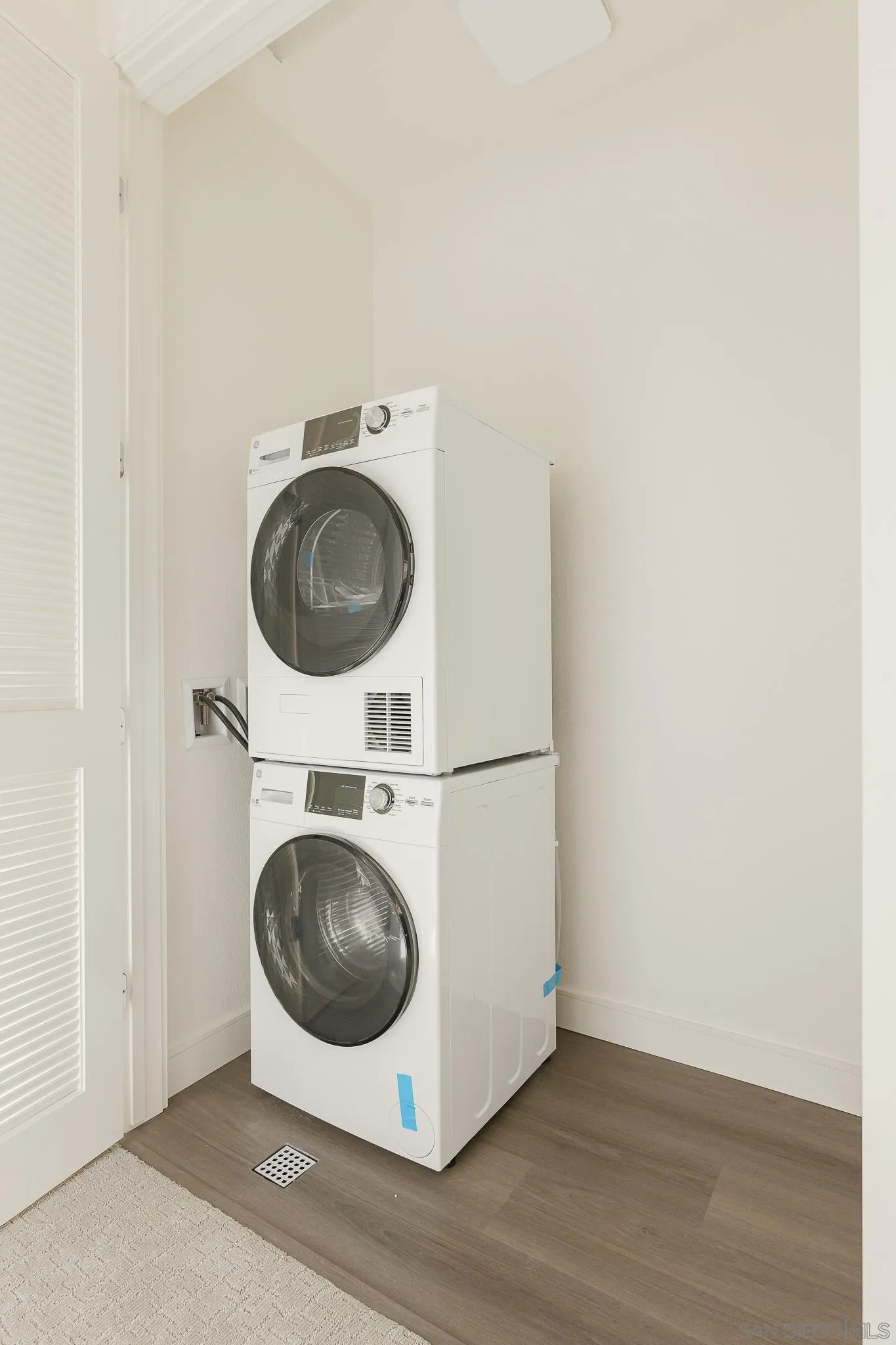 8286 High Street La Mesa, CA 91941 - Photo 11 of 27 a utility room with dryer and washer