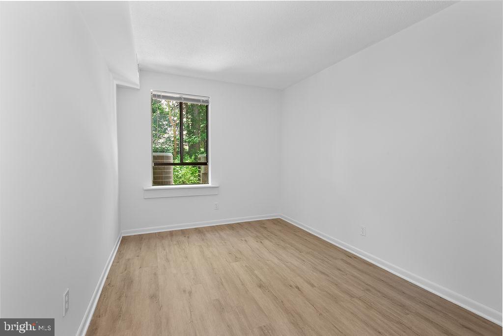 11600 Stoneview Square, Unit 60/2B Reston, VA 20191 - Photo 8 of 27 an empty room with wooden floor and windows