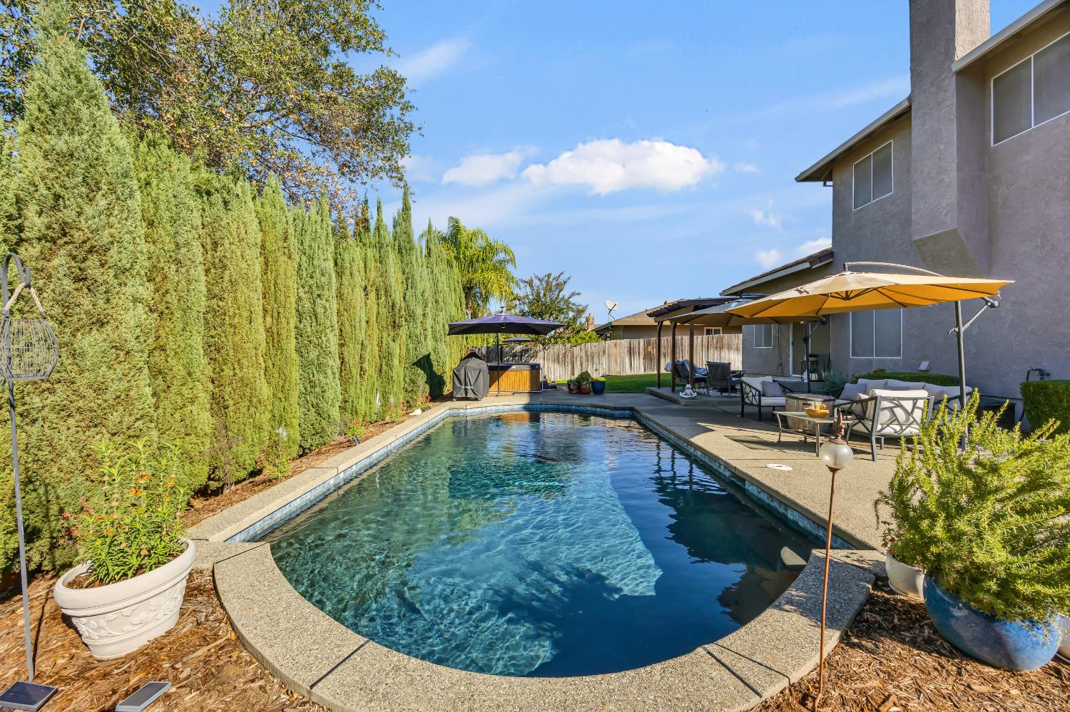 6113 Kifisia Way Fair Oaks, CA 95628 - Photo 43 of 67 a swimming pool with outdoor seating and yard