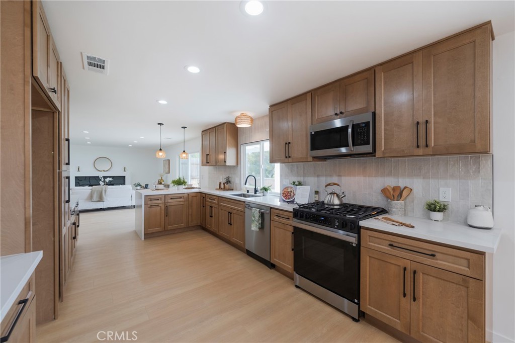 938 Oakcrest Avenue Brea, CA 92821 - Photo 8 of 37