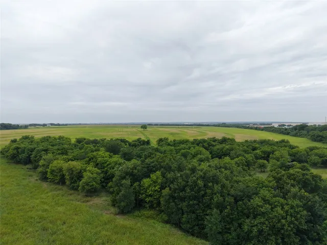 a view of yard with ocean