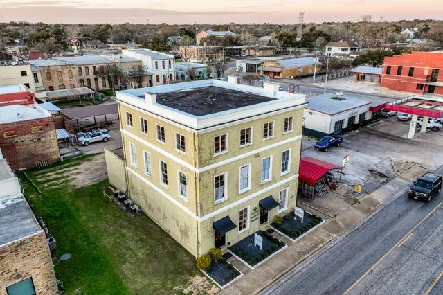 a view of a buildings in the city