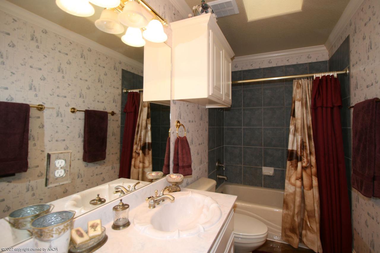 4901 Bushland Road Amarillo, TX 79119 - Photo 7 of 17 Bathroom 2