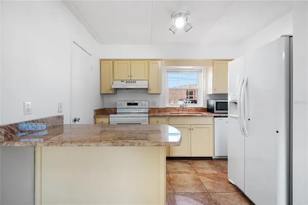 $69,999 | 1100 East Caroline Street, Unit 104, Tavares, FL 32778