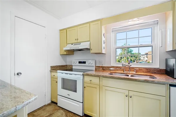 $69,999 | 1100 East Caroline Street, Unit 104, Tavares, FL 32778