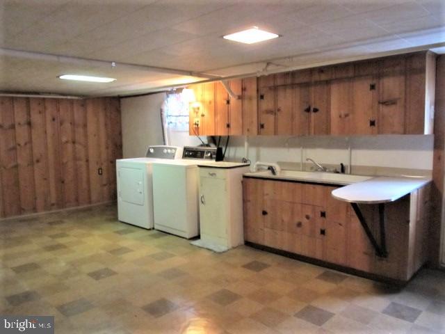 508 Forest View Road Linthicum, MD 21090 - Photo 25 of 46 Bright and room laundry area